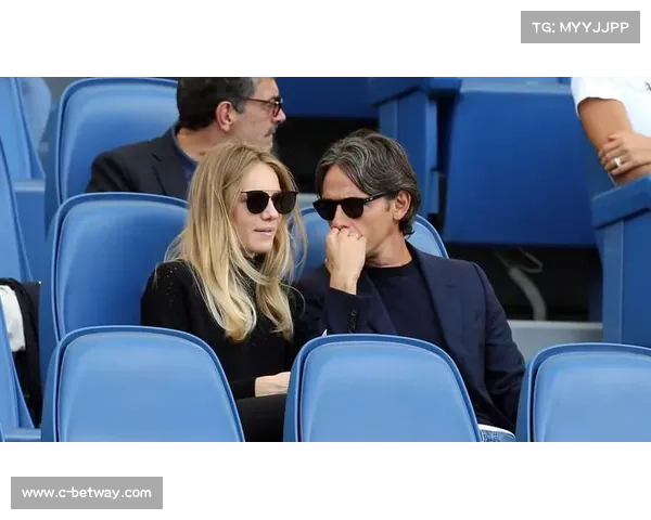 洪都拉斯球员中场休息时向看台女友浪漫求婚全场沸腾